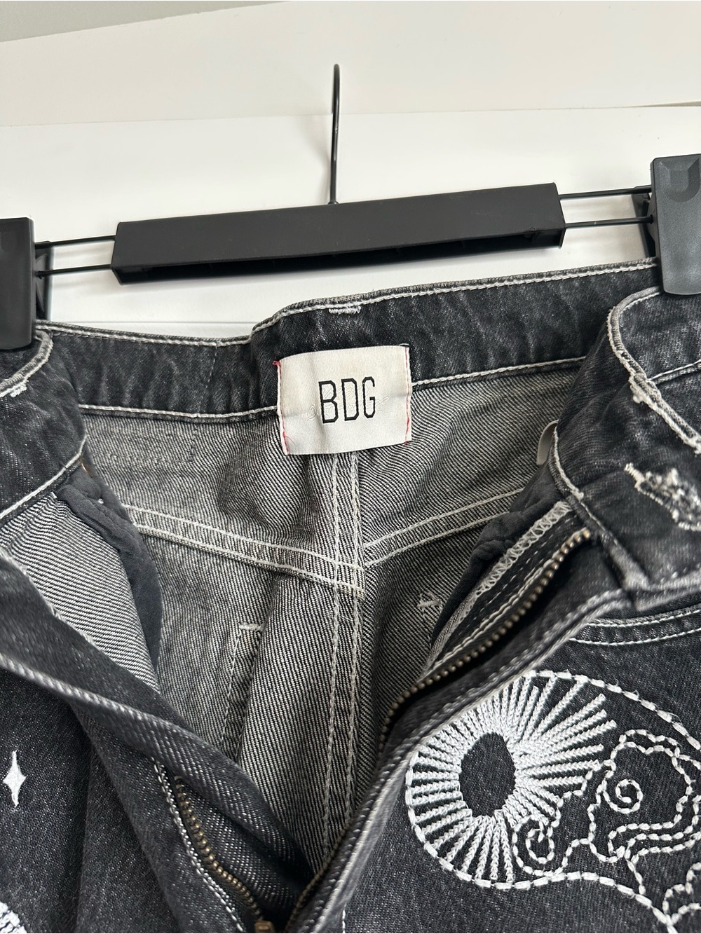 NWT BDG High-Waisted Baggy Jean — Embroidered - Picture 8 of 11